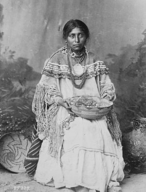 Archivo:Apache bride