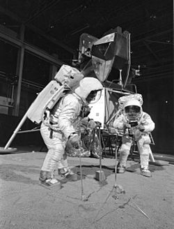 Archivo:Apollo 11 Crew During Training Exercise - GPN-2002-000032