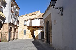 Archivo:Arco y convento de Santa Clara