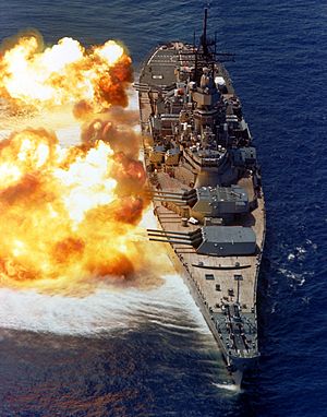 El acorazado estadounidense USS Iowa haciendo una demostración de potencia de fuego en 1984 con el disparo de una andanada completa de todas las piezas de artillería, incluidos sus nueve cañones de 406 mm.