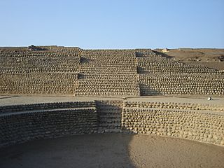 Bandurria Templo Tardío plaza circular.JPG