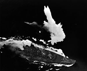Archivo:Battleship Yamato under air attack April 1945