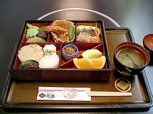 Archivo:Bento at Hanabishi, Koyasan