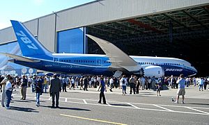 Archivo:Boeing 787 Roll-out