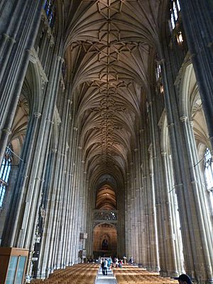 Archivo:Canterbury Cathedral nave