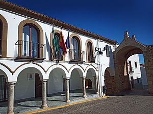 Archivo:Casa consistorial y Puerta de la Villa de Santa Eufemia