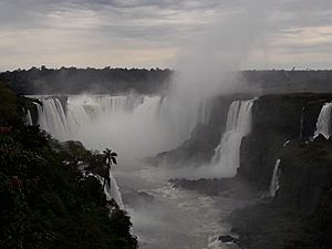 Archivo:Cataratas de Iguazú. Vista desde punto panorámico Foz do Iguazú del salto de la Garganta del Diablo