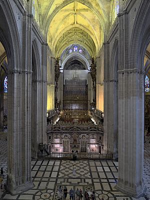 Archivo:Catedral de Sevilla. Nave central