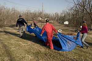 Archivo:FEMA - 40084 - Volunteers work to remove debris in Kentucky