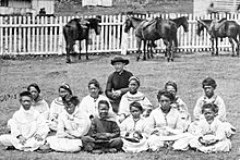 Archivo:Father Damien with the Kalawao Girls Choir, at Kalaupapa, Molokai, circa 1878