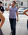 Archivo:Gerard Butler on the set of "The Bounty"