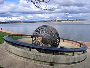 Archivo:Globe and high court