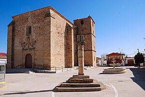Archivo:Iglesia rollo y fuente