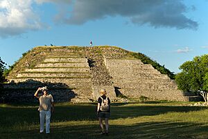 Archivo:Izamal Kinich Kakmó