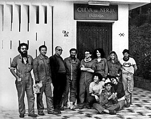 Archivo:Jordá y su equipo (Cueva de Nerja)