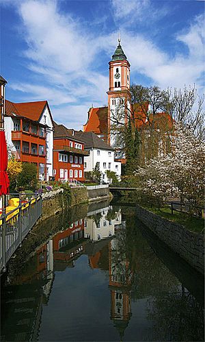 Archivo:Krumbach (Schwaben), Partie an der Kammel mit Blick auf die Stadtkirche
