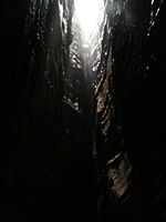 Archivo:La chimenea - cueva de los Tayos