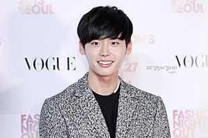 Archivo:Lee Jong-suk at the 2013 Vogue Fashion's Night Out03