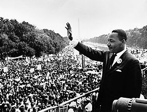Archivo:Martin Luther King Jr. addresses a crowd from the steps of the Lincoln Memorial, USMC-09611