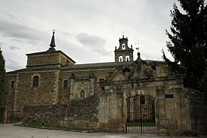 Archivo:Monasterio de San Miguel de las Dueñas, fachada principal