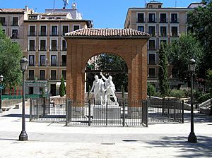Archivo:Monumento a Daoiz y Velarde en la Plaza del 2 de Mayo de Madrid