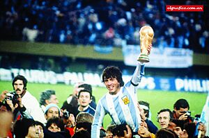 Archivo:Mundial de fútbol de 1978. Argentina, de local, levanta por primera vez en su Historia el máximo trofeo en la disciplina.