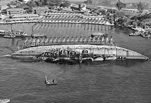 Archivo:NASPH ^118506- 19 March 1943. USS Oklahoma- Salvage. Aerial view toward shore with ship in 90 degree position. - NARA - 296975
