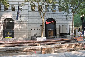 Archivo:Original Niketown store in 2007 during transit mall reconstruction