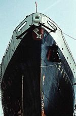 Archivo:Painting on the bow of the German cargo ship Nabob in the harbor of NY - 1959