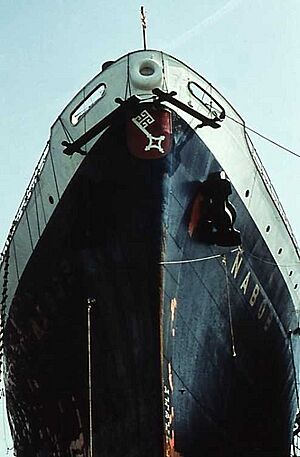 Archivo:Painting on the bow of the German cargo ship Nabob in the harbor of NY - 1959