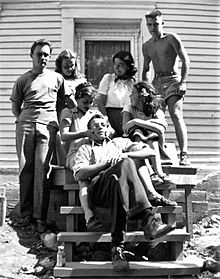 Pierre Gauvreau, Francoise Sullivan, Louise Renaud, Madeleine et Mimi Lalonde, Claude Gauvreau et Marcel Barbeau a Saint-Hilaire, 1946.jpg