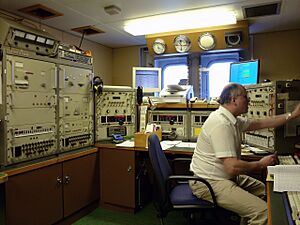 Archivo:Polarstern radioroom hg