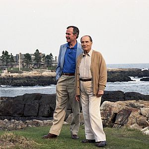 Archivo:President George H. W. Bush escorts President François Mitterrand of France on a walking tour on Walker's Point in Kennebunkport