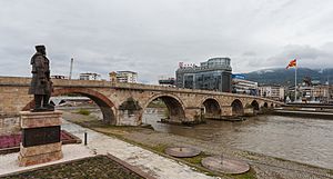 Archivo:Puente de Piedra, Skopie, Macedonia, 2014-04-17, DD 36