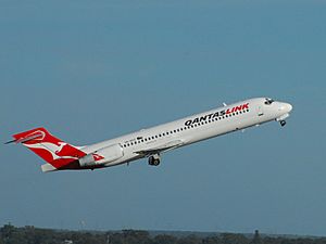 Archivo:QantasLink B717-231 (VH-NXO) departing Perth Airport