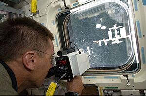 Archivo:Range finding from shuttle to ISS