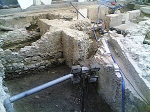 Archivo:Restos arqueologicos Santander - Plaza Porticada