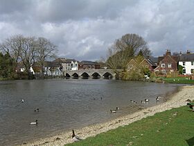 River Avon and bridge at Fordingbridge.JPG