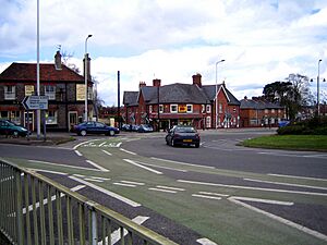 Archivo:Roundabout cyclelanes