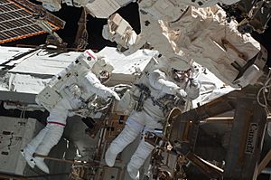 Archivo:STS-130 EVA1 Robert Behnken and Nicholas Patrick 1
