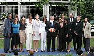 Archivo:Sacramento Monarchs and George W. Bush