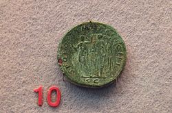 Archivo:Sestertius of Trajan (reverse), it reads SPQR OPTIMI PRINCIPI, "from the Senate and People of Rome, to the best of all emperors", from Deva Victrix (Chester, UK), The Grosvenor Museum (8394888688)