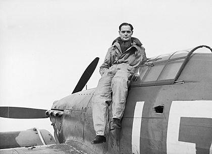 Archivo:Squadron Leader Douglas Bader, CO of No. 242 Squadron, seated on his Hawker Hurricane at Duxford, September 1940. CH1406