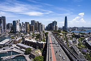 Archivo:Sydney CBD from the top (gun) deck of the south east pylon of the Sydney Harbour Bridge
