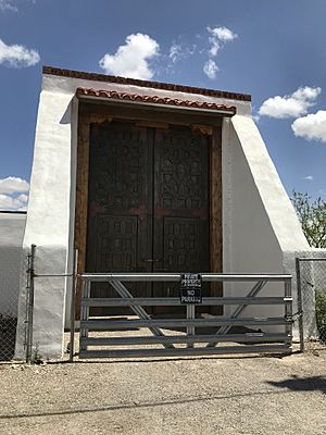 Archivo:The Presidio Mission gate in San Elizario, TX (d3b084ba-ecc8-4ec4-bc9f-5e15f29a80f0)