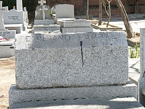 Archivo:Tumba de Emiliano Barral, cementerio civil de Madrid, detalle