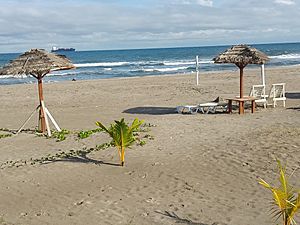 Archivo:Turistic beach at Puerto Cortes