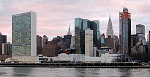 Archivo:United Nations Headquarters in New York City, view from Roosevelt Island