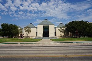 Archivo:University of Oklahoma July 2019 78 (Fred Jones Jr. Museum of Art)