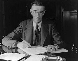 Archivo:Vannevar Bush portrait